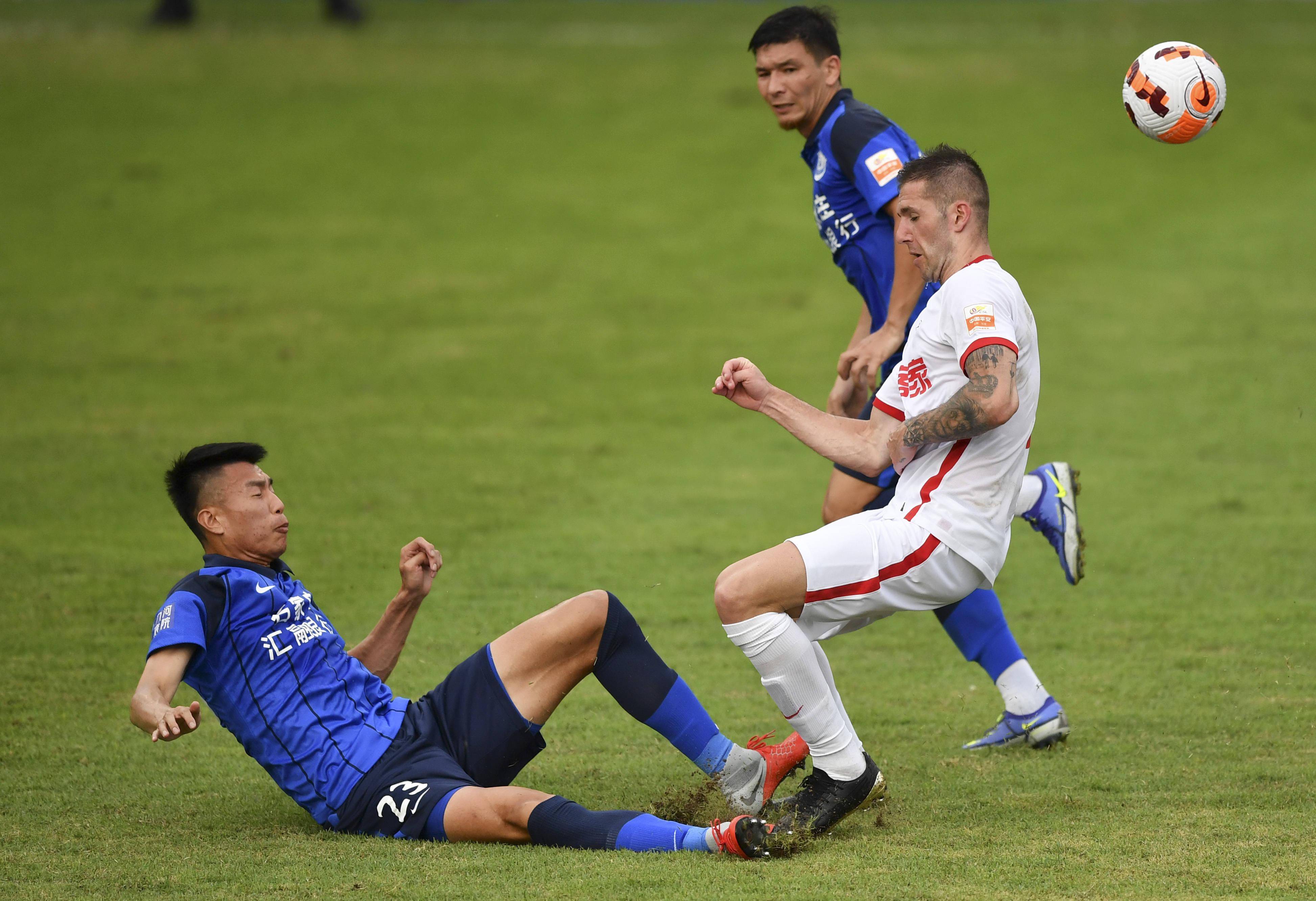 雄狮队在比赛中击败对手,取得胜利 雄狮队在比赛中击败对手,取得胜利