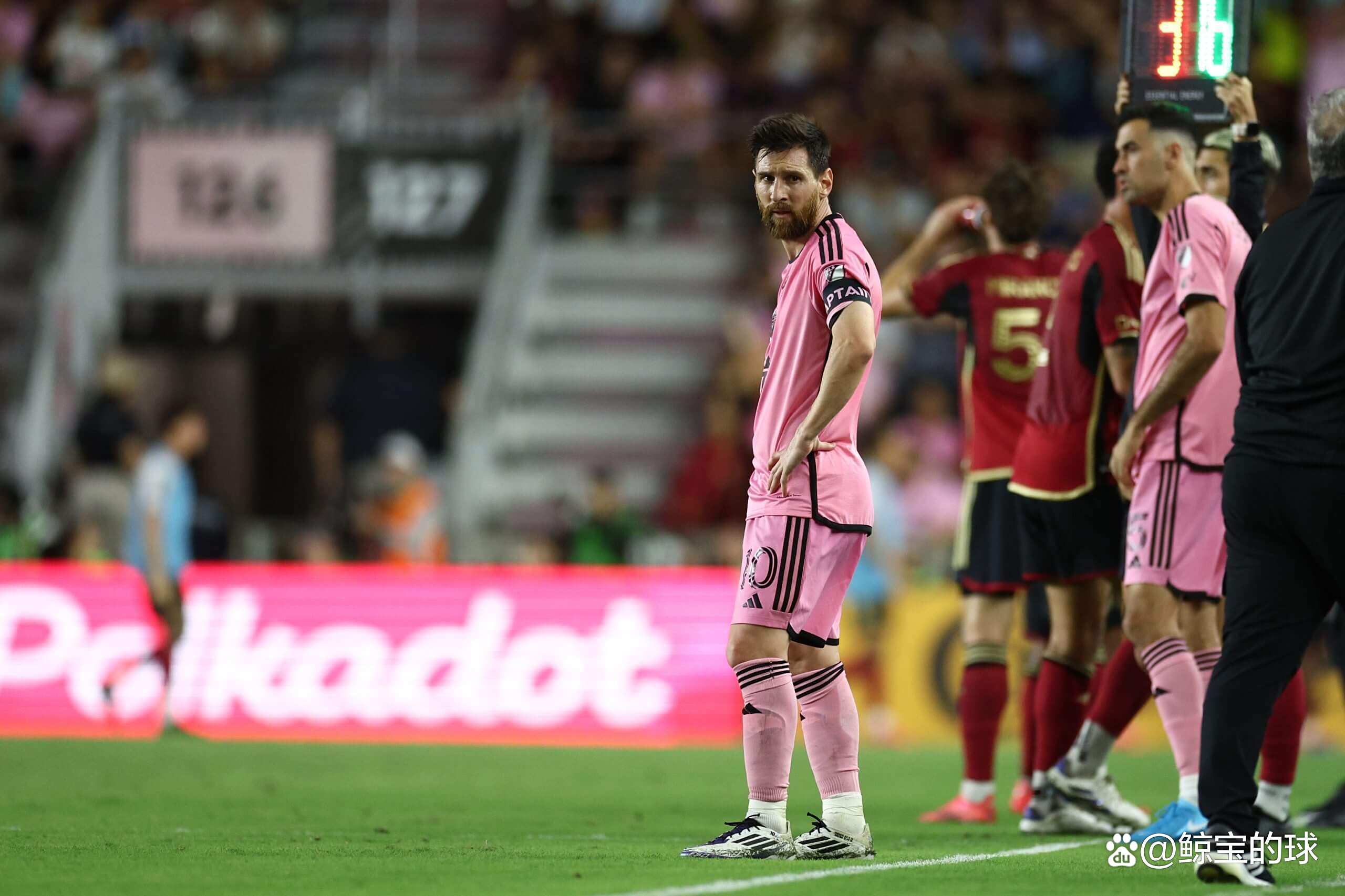 梅西罚入点球,巴萨客场逼平比利亚雷亚尔的简单介绍 梅西罚入点球,巴萨客场逼平比利亚雷亚尔的简单介绍