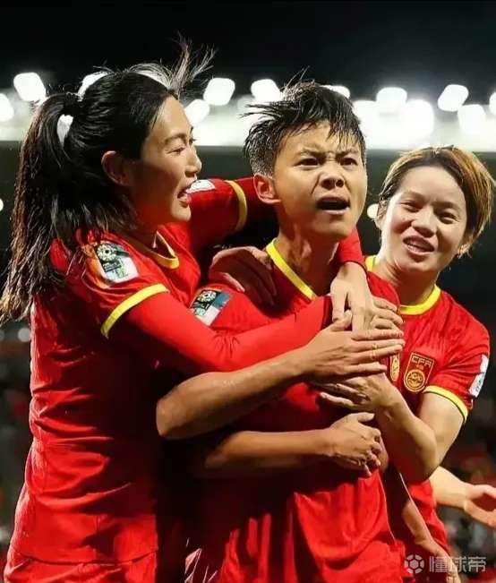 女足比赛进入白热化,球员拼尽全力争胜的简单介绍 女足比赛进入白热化,球员拼尽全力争胜的简单介绍