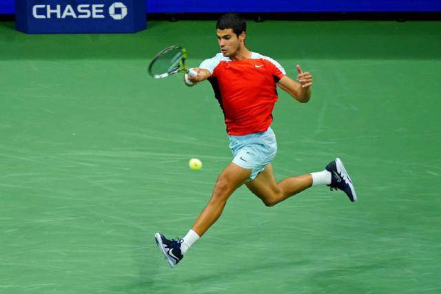 捷克男子网球选手击败强手,晋级下一轮 捷克男子网球选手击败强手,晋级下一轮